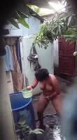 Brechando dominicana que se baña en el patio