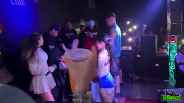 Cantante y bailarinas brasileñas todas muy desacatadas