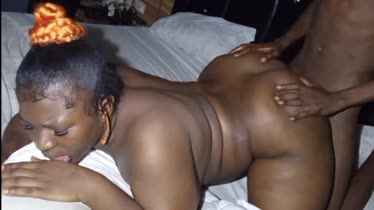 Clavando bien duro a una negra de culo grande en cuatro