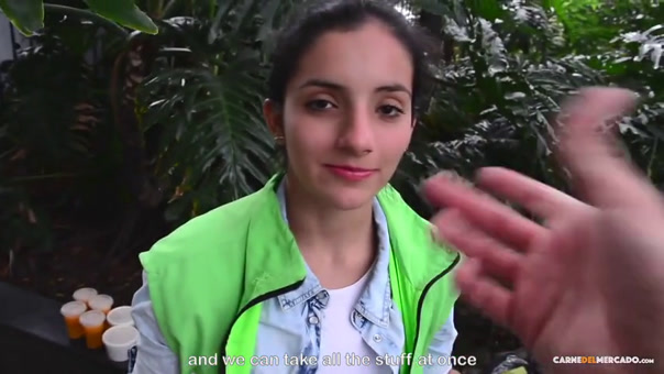 Colombiana Vende Guineos Y Mas Frutas