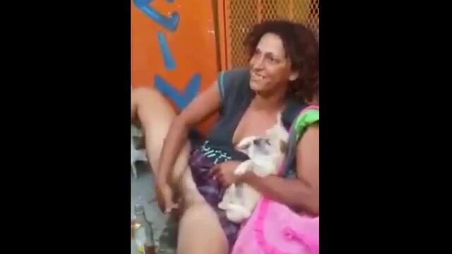 Desamparada pajeandose en la calle