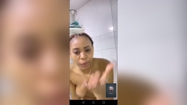 Dominicana bañándose sexy