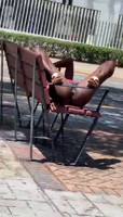 Dominicana cogiendo un poco de sol al aire libre
