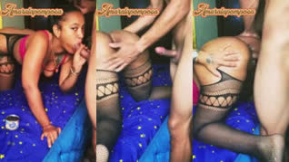 Dominicana con sus grandes nalgas haciendo arte