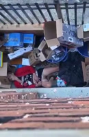 Dominicana en USA durmiendo en un basurero