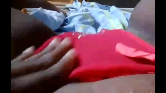 Dominicana haciendose una paja y se viene de una vez by usuario anonimo