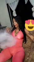 Ella Disfruta Inalando El Humo Y Se Viene