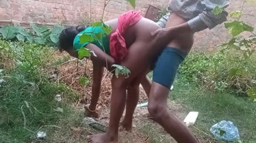 Esconde una camara para grabarse cuando folla con la pequeña puta del pueblo