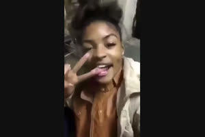 Esperando el metro y su novia le pide leche