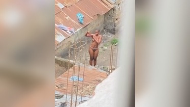Espiando a una negra bañándose en el patio