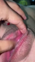 Frotando mi clítoris lleno de leche