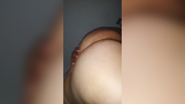 Hablando por teléfono mientras me mano una rica verga