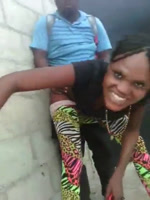 Haitiana Dándoselo a un Vendedor en Playa por Dinero