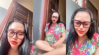 Hermosa Asiática haciendo un live en la puerta de su casa