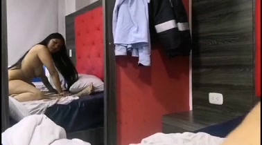 INDIGENA COLOMBIANA CULIANDO