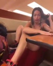 Increíble como se viene y deja toda la mesa mojada del lugar donde trabaja