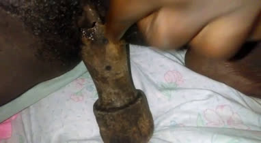 La Haitiana  se mete La mano del pilón por su toto