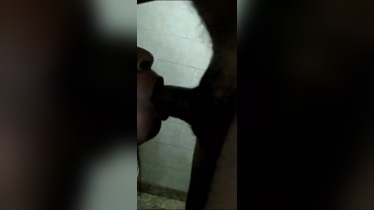 La observa bien antes de metersela en la boca