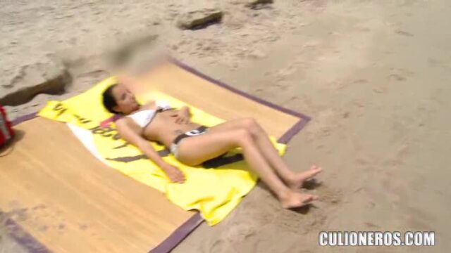 La turista flaquita es follada en la playa