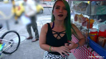 Latina Pelo Verde En Las Calles De Colombia