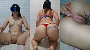 Latina de pequeñas tetas y coño rosado masturbandose hasta venirse