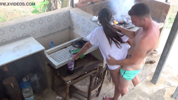 Latina se quita las bragas para excitar al gringo que se lo mete