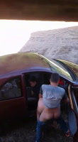 Los pillaron follando en el carro
