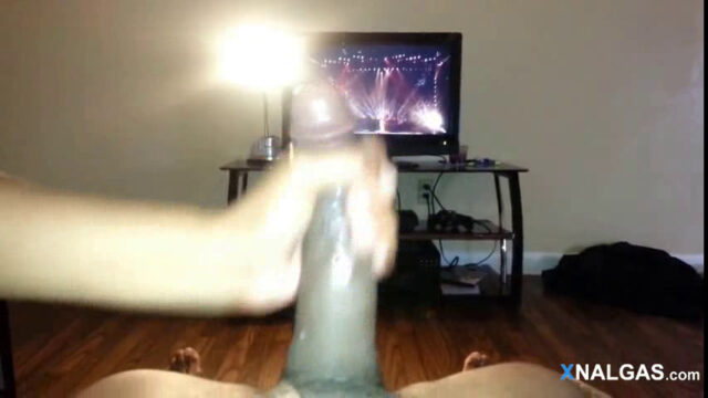 Morena con trenzas saca la leche a presión