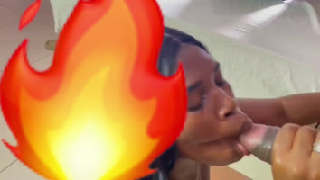 Morena dominicana mamando guebo grande