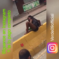 Mujer se mete una botella