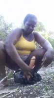Negra compra un dildo y lo estrena en el monte
