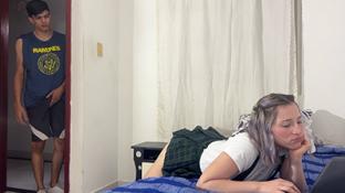 No utiliza ropa interior para ir al colegio y su hermanastro se la falla