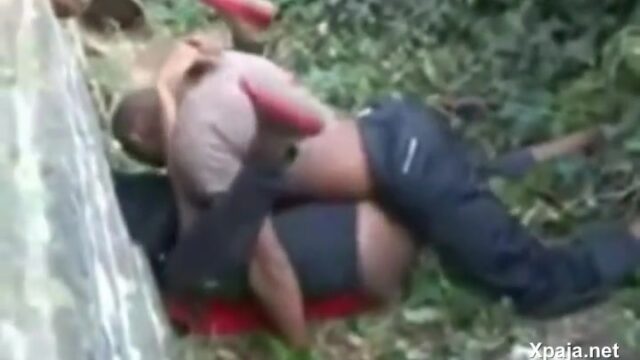 Pareja de negro cogiendo en la parte atra de la casa de campo