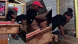 Que chercha - Dominicano singando delante de todos con una flaca