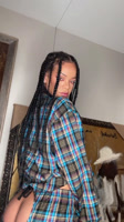 RIHANNA  MOSTRANDO PARTE DE SU CULO