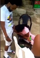 Se lo mama en la calle frente a un colmadon