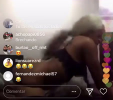 Se mete una botella en el toto