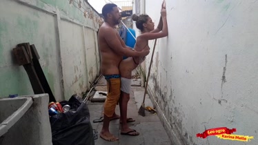 Sexo taboo: Follando con la hijastra en el patio trasero