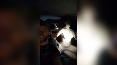 Singando en la guagua delante de los amigos