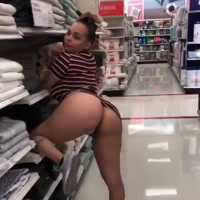 Su amiga lo muestra en el supermercado