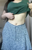 Tímida adolescente universitaria haciendo strip caliente