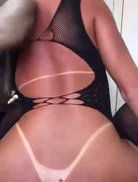 Transexual se abre su culo a presión