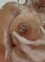 Una rica ducha tocando mis tetitas