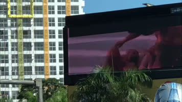 Vídeo Porno en Valla Publicitaria de la 27 de Febrero