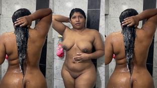 Ya no aguanta las ganas y se mete a su baño a cogerla fuerte