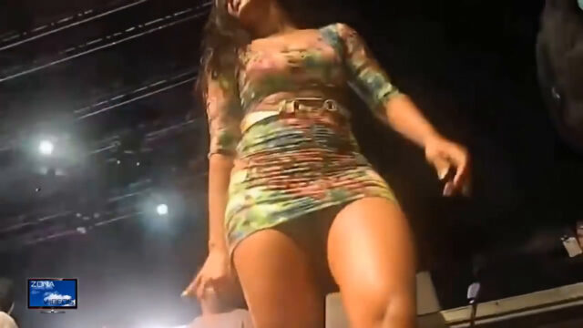 culona en mini vestido