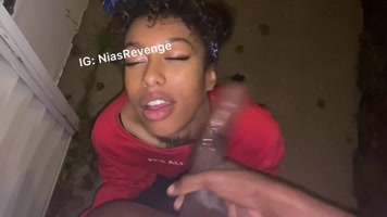 decide chuparle la enorme polla al vecino en su patio