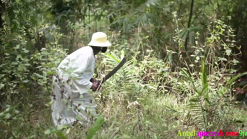 la encuentra con el medico siendo infiel y discuten con un machete