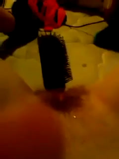 masturbandose con un cepilló