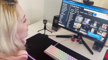 AshleySoy Es sorprendida por su hermanastro masturbandose